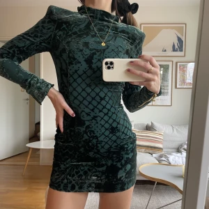 Balmain klänning  - Intressekoll på denna ursnygga och väldigt unika balmain x HM klänning som är slutsåld överallt (limited edition). Begagnad ligger på ca 4500 på Vestiaire. Perfekt till nyår eller andra fester o middagar!🌟