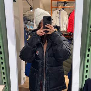 Hej! Söker en fjällräven jacka storlek S eller Xs i modellen ”down lite jacket W” alltså den ”tunnare” modellen i svart!. 🩷  Bilden ovan är när jag testat i butik! hör gärna av er om ni har någon, kan tänka mig att betala Max 4000 kr