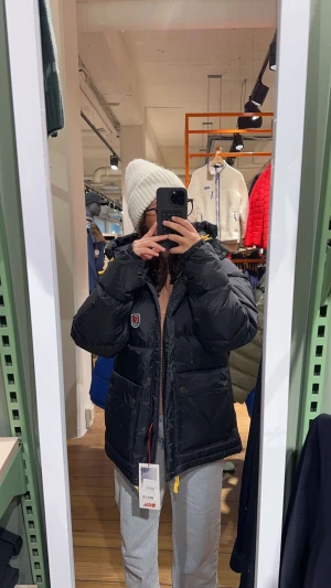 SÖKES! - Hej! Söker en fjällräven jacka storlek S eller Xs i modellen ”down lite jacket W” alltså den ”tunnare” modellen i svart!. 🩷  Bilden ovan är när jag testat i butik! hör gärna av er om ni har någon, kan tänka mig att betala Max 4000 kr