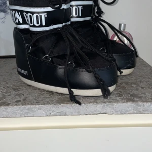 SVARTA LÅGA MOONBOOTS - Skitsnygga svarta låga moonboots med nypris ca 1900 på boozt, köpta förra vintern men sparsamt använda och har inga synliga märken förutom små vita sträck framtill som syns på bilderna. Köpare står för frakten eller mötas upp i Gbg💓