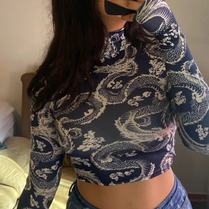 top  - Superfint top i storlek m men den är bodyfit. kommer inte till någon användning 🥰