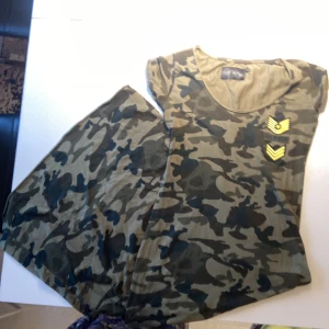 Lång klänning med militär färg💚🤎 - Kommer inte till användning 💚