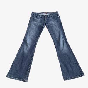Vintage lågmidjade bootcut jeans i storlek 29/32, midjemåttet är 39cm och innerbenslängden är 78cm💕Jeansen är alldeles för stora för mig så det finns inga bilder på💗GÅR NER I PRIS VID SNABB AFFÄR🙌🏼