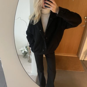 Bomberjacka i ull - Så sjukt snygg ”bomberjacka”/ kort kappa från weekday som är sparsamt använd❤️ storlek L men tycker den sitter snyggt oversized på mig som normalt har xs/ s 