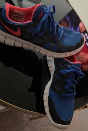 Nike free run - Använt ett antal gånger, mycket kvar att ge. Användes som gymskor.  Storlek 39  Nypris 899kr