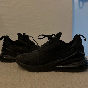 Air Max 270  - Riktigt snygga och sköna skor som inte kommer till användning då det inte är min stil, knappt använda och inga synliga fläckar eller slitage, endast lite dammiga då dem bara står :( 