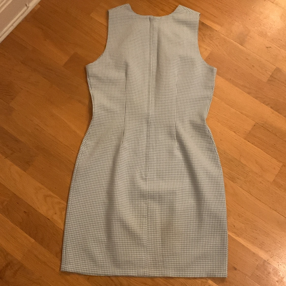 Blårutig 90-talsklänning med 60-talsstil - 90