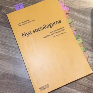 Säljer min bok för kursen socialrätt, precis som ny 
