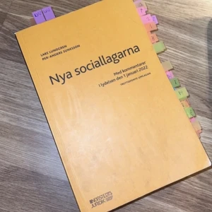 Nya sociallagarna  - Säljer min bok för kursen socialrätt, precis som ny 