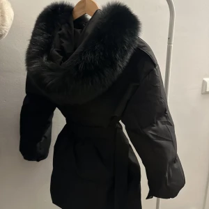 Jacka - Jacka från Feminina of Sweden, köpt för 3399kr och säljer nu för 2000kr, priset går att diskuteras om❤️storlek S