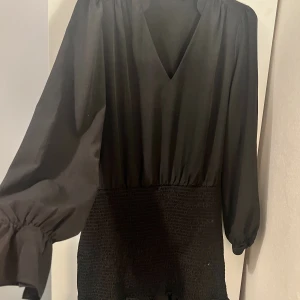 Kläning - Jätte fin Svart kläning som grinar kroppen jätte fint och framhäver kroppsformen kläning passar till alla fina tillfällen specielt ni till jul och nyår. Storlek L och är bra i storlek