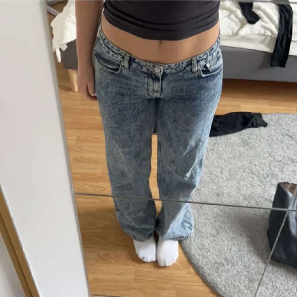 Sjukt snygga lågmidjade jeans från NLY JEANS. De är knappt använda och är i nyskick! Byxorna passar även storlek 36. . Jeans & Byxor.