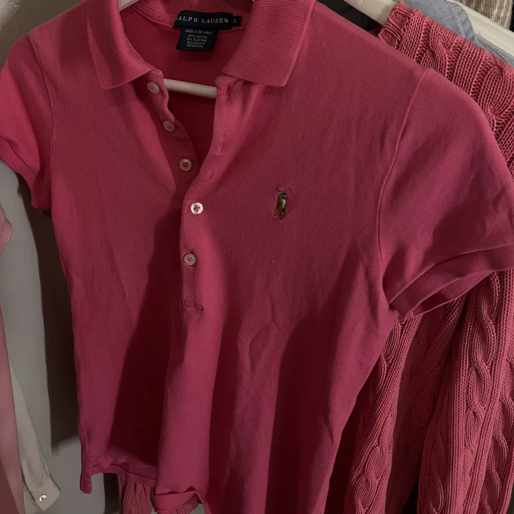 Hot pink Ralph Lauren tröja, jättefin passform och i fint skick! 💕💕. Blusar.