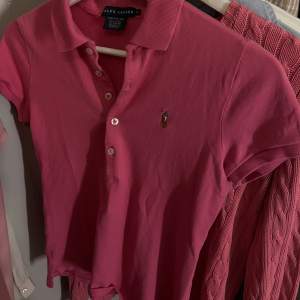 Hot pink Ralph Lauren tröja, jättefin passform och i fint skick! 💕💕