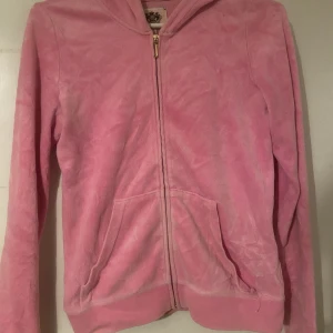Juicy tröja - Intresse koll❗️Äldre model bra skick men lite trasig vid fickan. Använd men väl omhändertagen. Storlek är xl men det är barn storlek så den passa S eller Xl