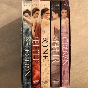 The selection series - Box set av the selection series. Bra skick! Det är sammanlagt 5 böcker 