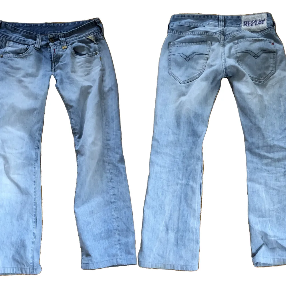 Ljusblå Replay lågmidjade jeans. För stor på mig så säljer dom🫠. Gullig detalj vid baksidan. Mått: Innerbenslängd är 72 cm och midjan 87 cm. Jeans & Byxor.