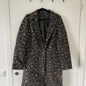 Leopardkappa - Kappa i Leopardmönster, använd 2gg. Från New Look i bra skick!