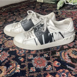 Valentino skor  - Limited edition valentino skor! Använt skick men ser fortfarande fina ut! Men därav priset… skriv gärna om ni har fler frågor🩷