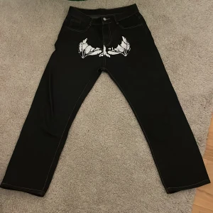 Y2k Michael myers Baggy jeans - Sjukt feta Michael myers jeans som är Loose-Baggy fit. Dehär byxorna är i prima skick och säljs då de ej har kommit till användning på sistånde. Storlek S-M. Pris kan diskuteras 