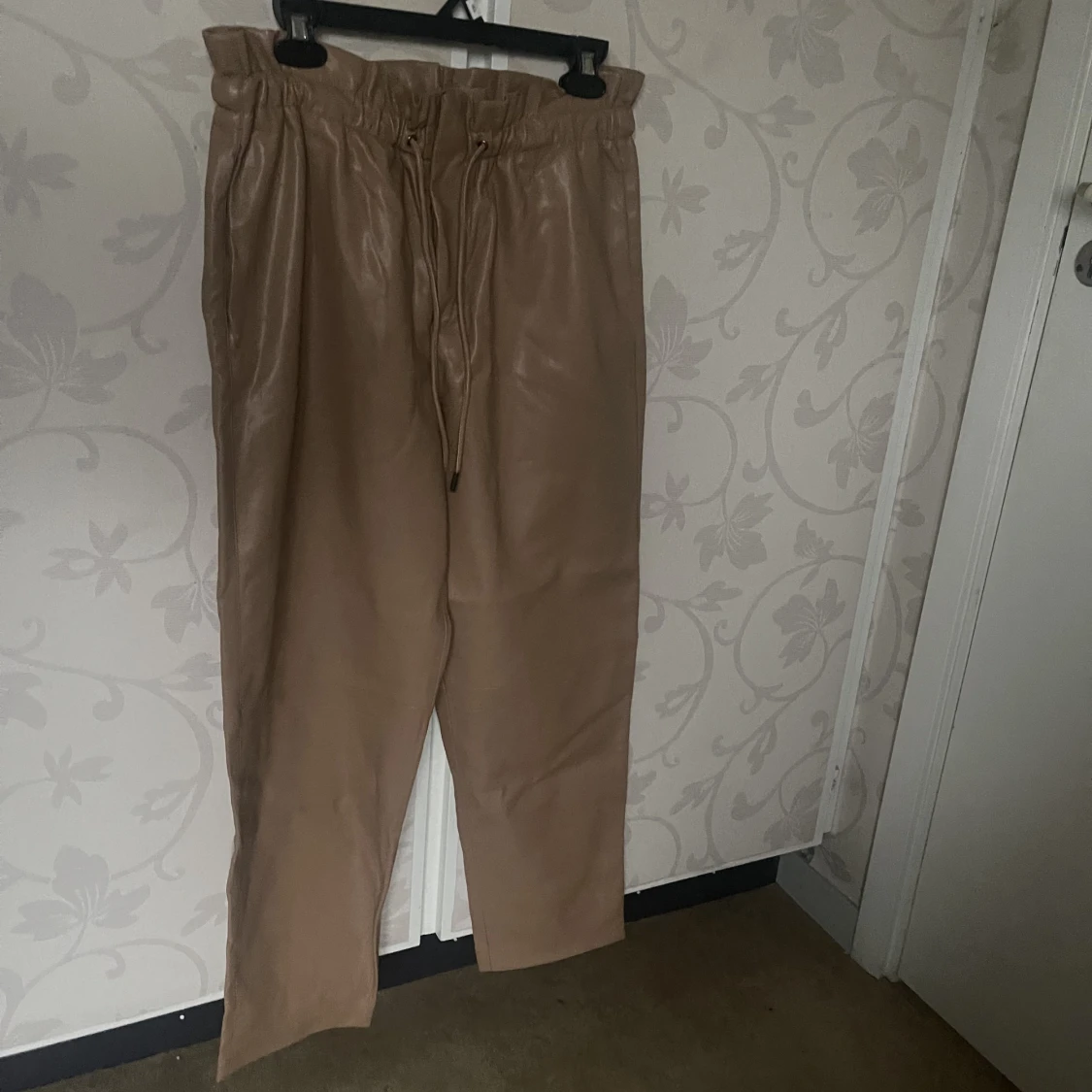 Beiga byxor från mango 