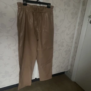 Beiga byxor från mango  - Fins byxor. Inte använda. 