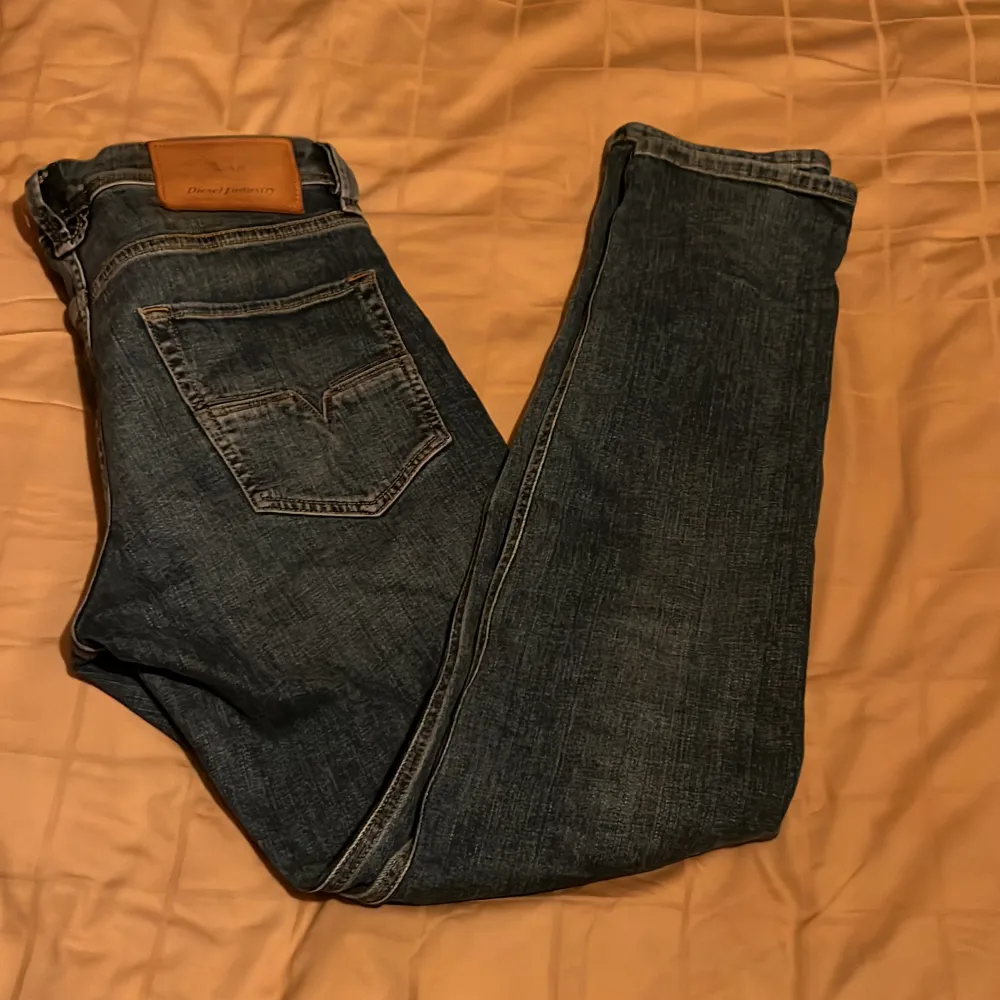 Säljer jeansen då storleken är för stor. Aldrig använt. Storlek W29 L32. Org pris 1 400kr. Skriv vid funderingar.. Jeans & Byxor.