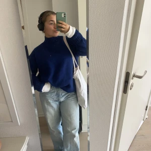 Blå stickad tröja - En så fin blå stickad tröja från zara, säljer då den inte kommer till användning. Inte nopprig alls, fbara o skriva om man vill ha fler bilder!