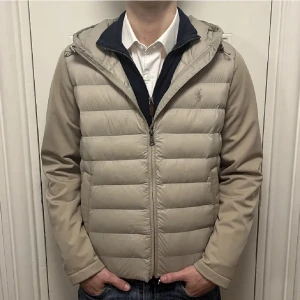 CARDIGAN - POLO RALPH LAUREN - Cardigan från Ralph Lauren i storlek Large (passar M) Skönt Fleece material på insidan - skick 10/10 helt ny - Nypris: 3500kr Mitt pris 2000