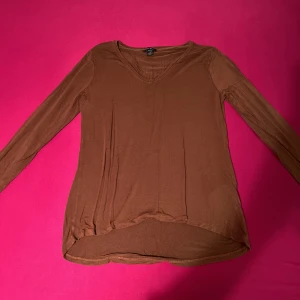 Brun långärmad tröja - Brun långärmad tröja som sitter perfekt och är i bra skick 🤎