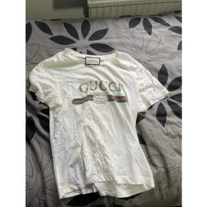 T shirt från gucci Storlek small fits medium Den är fin overall men finns fläck från deodorant som syns på bild 3