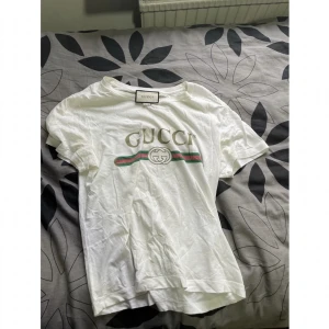 Gucci tee ”small” - T shirt från gucci Storlek small fits medium Den är fin overall men finns fläck från deodorant som syns på bild 3