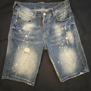 Dsquared2 shorts  - Säljer dessa dsquared2 shorts då dom är något för stora för mig. Är i jätte fint skick, knapt använda!