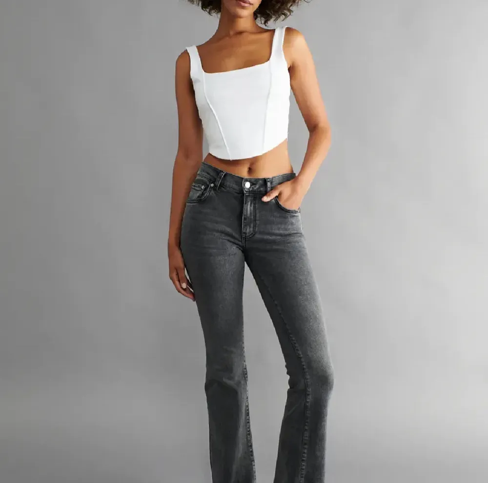 Säljer mina gråa lowwaist jeans från Gina. Aldrig använda endast testade!❤️ Skriv gärna om ni vill ha flera bilder❤️. Jeans & Byxor.