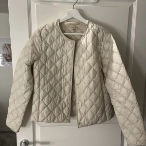 Uniqlo jacka  - Säljer min uniqlo jacka i storlek S som inte är mycket använd. Köpte den för 699kr och säljer den för 450kr🩷