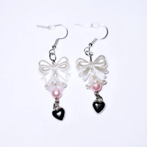 Rosa Rosett-örhängen - Vit akrylpärla,rosa akrylpärla, vit akrylblomma. Ej nickelfri. 