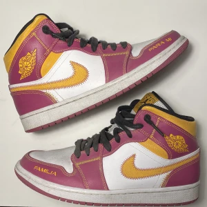Jordan 1 Dia de Muertos  - Säljer då de dessvärre inte kommer till användning längre. Köpta från flightclub, tags finns. Bara att höra av sig vid funderingar och frågor! Köparen står för frakten!