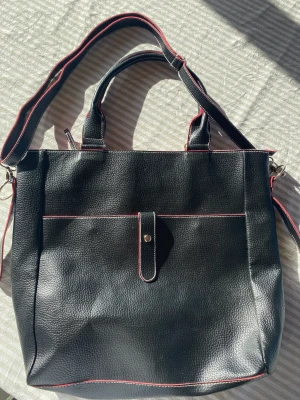 Nicole secondhand väska - Super fin väska köpt secondhand i Berlin 💕Knappt använd och inga märken. Om det behövs fler bilder eller om det finns frågor är det bara att skriva 💕