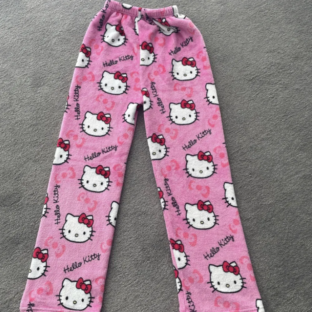 Rosa Hellokitty pyjamas byxor för 300kr, rekommenderar att köpa dessa om man har storlek S om man vill ha de mer pösigt. Storlek M funkar också men de blir mindre pösigt.. Jeans & Byxor.