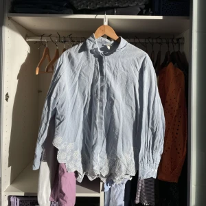 Skjorta - Skjorta från H&M med gulliga detaljer!