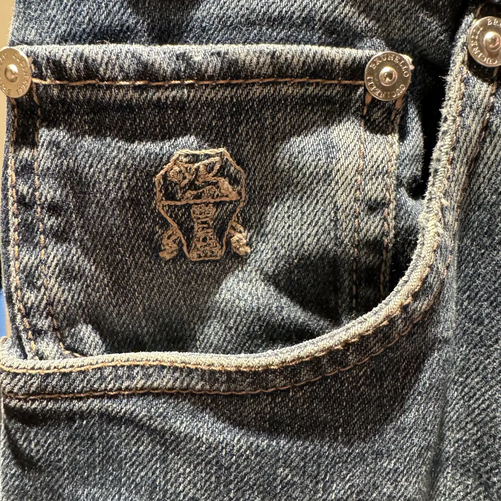 Brunello Cucinelli jeans i storlek 44. Använda en säsong. Anpassade på längden för 177cm lång. Inköpta på Brunello Cucinelli’s hemsida.. Jeans & Byxor.