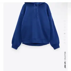 Säljer en jättemysig unik blå hoodie från zara som aldrig använts 