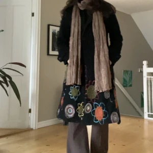Vintage kappa - Säljer denna fantastiska vintage kappa från märket desigual köpt för 2000kr. Den är bra skick, skriv om ni vill ha fler bilder🩷priset kan diskuteras vid snabb affär! Använd gärna köp nu❣️