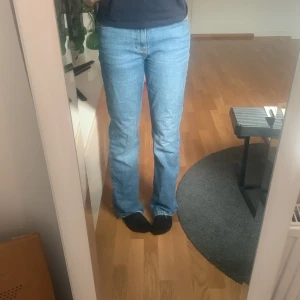 Ljusblåa/blåa jeans - Hej, säljer mina midwaist jeans från Gina. Säljer dom pga att dom har blivit förstora för mig. Dom är använda och dom är lite trasiga längst ner(bild 3) men det är inget man märker, köparen står för frakten💕