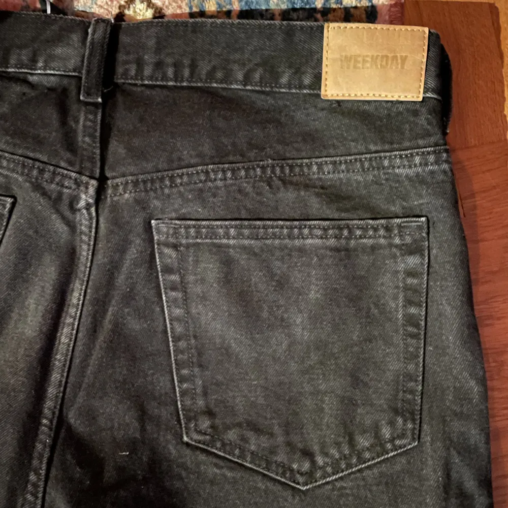 Säljer ett par svarta jeans från Weekday. Bra skick!  Modelltyp: Space Storlek: 32/32. Jeans & Byxor.