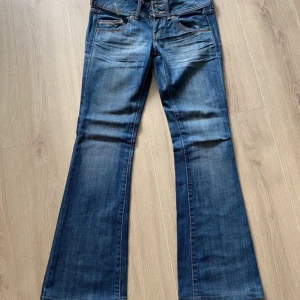 Lågmidjade Tommy Hilfiger jeans - Säljer mina superfina lågmidjade Tommy Hilfiger jeans💗 Storleken är 28/34💖 Köpta secondhand och säljs då jag inte använder dem💞 Pris går att diskutera!💕