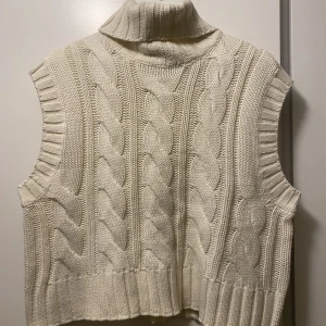 Stickad väst - Säljer en stickad beige väst ifrån hm som är helt oanvänd så i superbra skick! Skriv privat för fler bilder💘