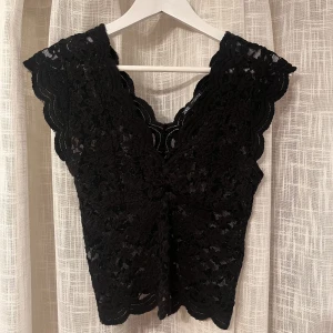Zara topp i spets - Svart, kortärmad topp från Zara. Toppen är genomskinlig i spets samt v-ringad både fram och bak. Använd en del men fortfarande i fint skick!❤️Storlek S men passar även mig som normalt sätt bär XS (den har lite stretch)  Använd gärna köp nu-funktionen❤️