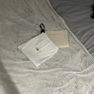 Väska - En Pernilla Wahlgren väska som aldrig är andvänd utan har ändas är legat i den påsen då den inte kommit till andvändning för mig💗skriv för fler bilder