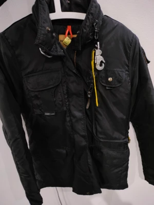 Jacka  - Sällan använd parajumper jacka, storlek S